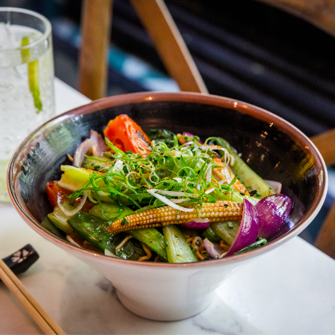 Noodles con verduras restaurante Pink Monkey